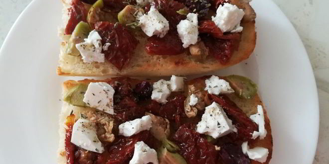 Рецепт брускетты с вялеными томатами, оливками и брынзой