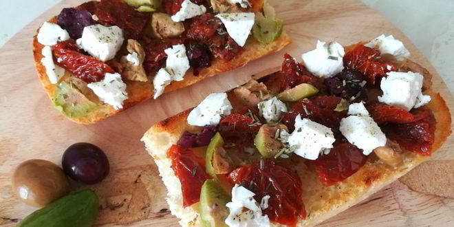 Рецепт брускетты с вялеными томатами, оливками и брынзой
