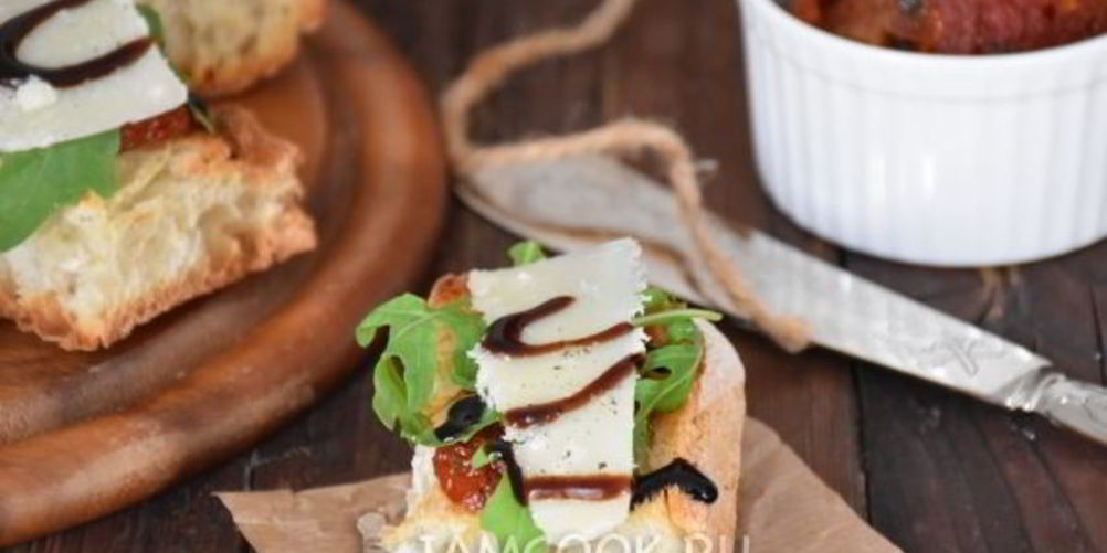 Как приготовить брускетту с вялеными томатами, рукколой и пармезаном