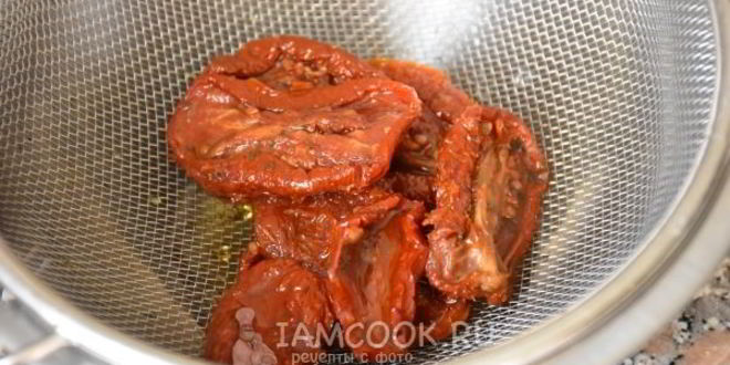 Рецепт брускетты с вялеными томатами, рукколой и пармезаном