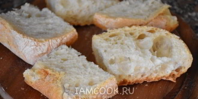 Рецепт брускетты с вялеными томатами, рукколой и пармезаном