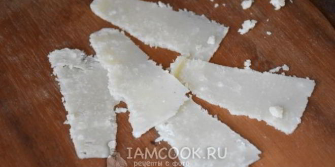 Рецепт брускетты с вялеными томатами, рукколой и пармезаном