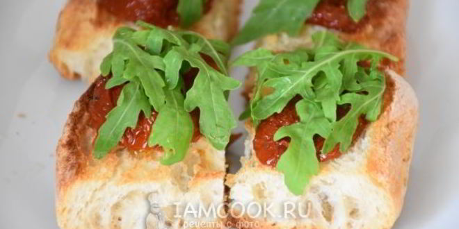 Рецепт брускетты с вялеными томатами, рукколой и пармезаном