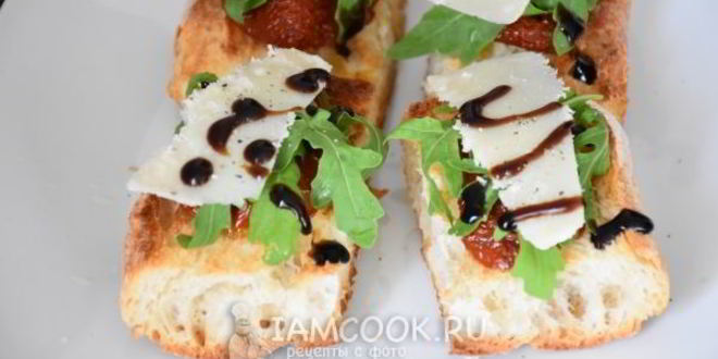 Рецепт брускетты с вялеными томатами, рукколой и пармезаном