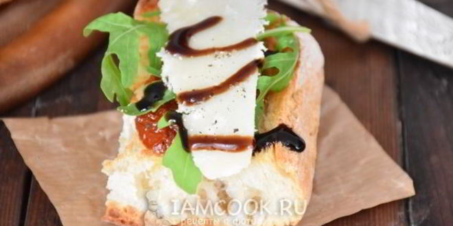 Рецепт брускетты с вялеными томатами, рукколой и пармезаном