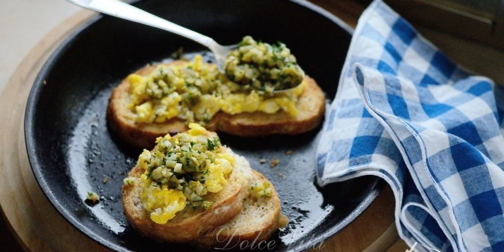 Как приготовить брускетту с яйцом, оливками и петрушкой