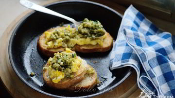 Рецепт Брускетты с яйцом, оливками и петрушкой