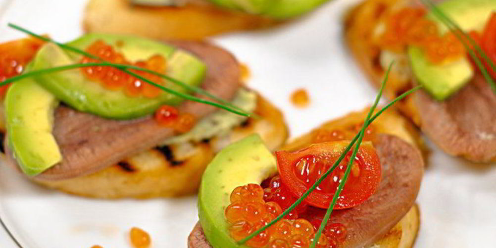 Как приготовить брускетту с языком и авокадо