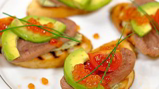 Рецепт Брускетты с языком и авокадо