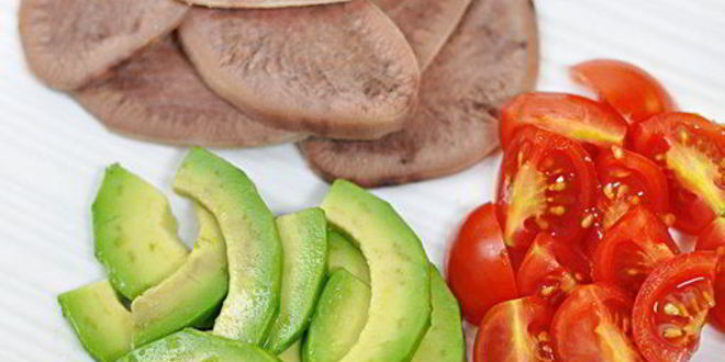 Рецепт брускетты с языком и авокадо