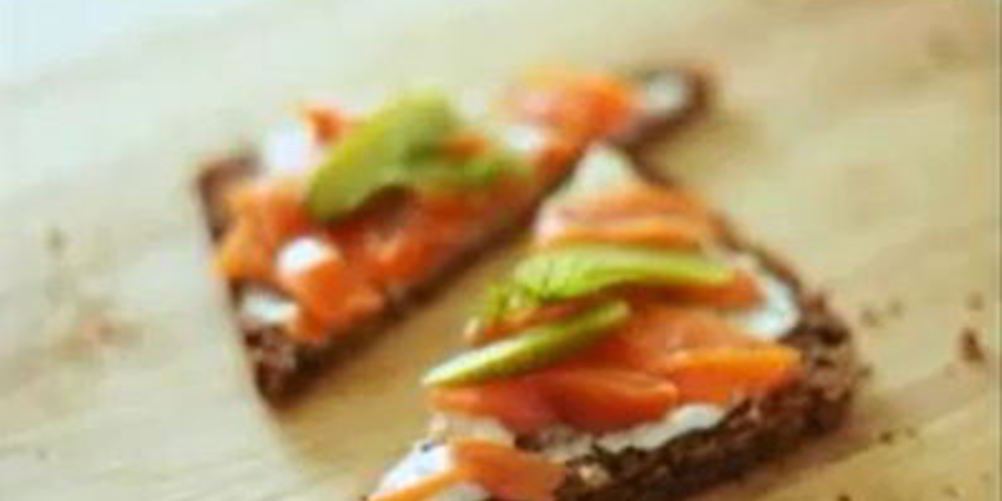 Как приготовить брускетту со сливочным сыром и копченой рыбой