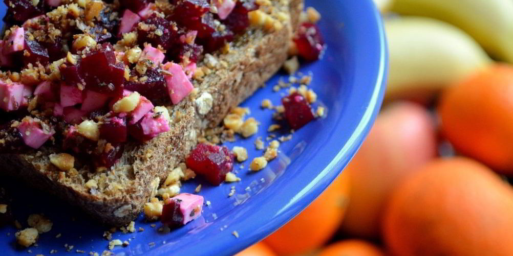 Как приготовить брускетту со свеклой, мягким сыром и грецким орехом