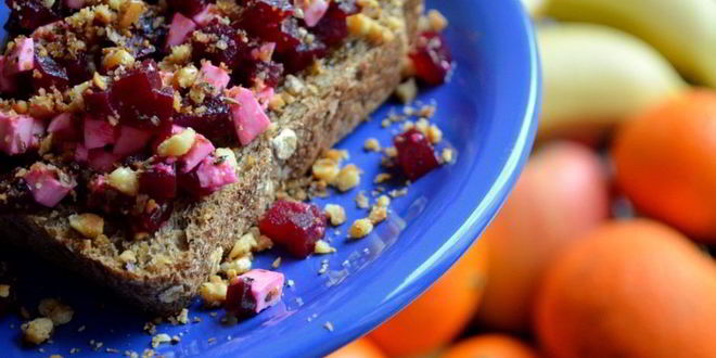 Рецепт брускетты со свеклой, мягким сыром и грецким орехом