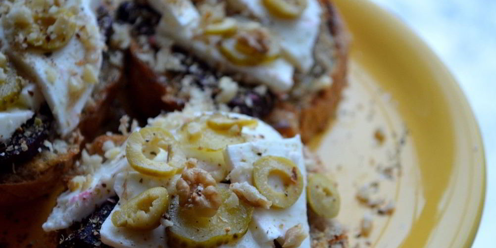 Как приготовить брускетту со свеклой, мягким сыром и корнишонами