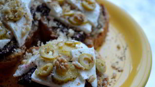 Рецепт Брускетты со свеклой, мягким сыром и корнишонами