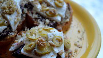Рецепт Брускетты со свеклой, мягким сыром и корнишонами