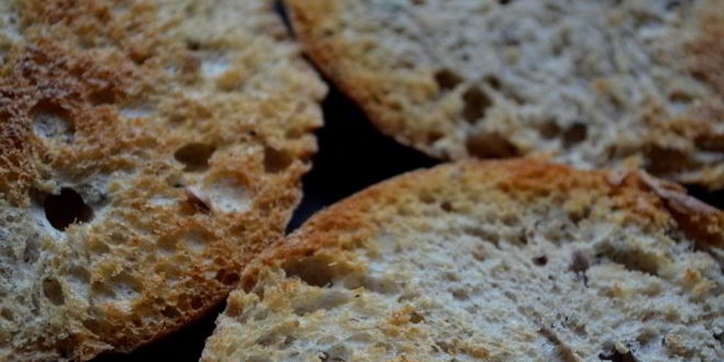 Рецепт брускетты со свеклой, мягким сыром и корнишонами