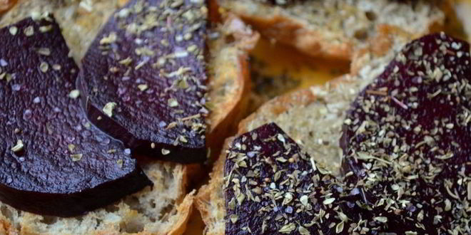 Рецепт брускетты со свеклой, мягким сыром и корнишонами