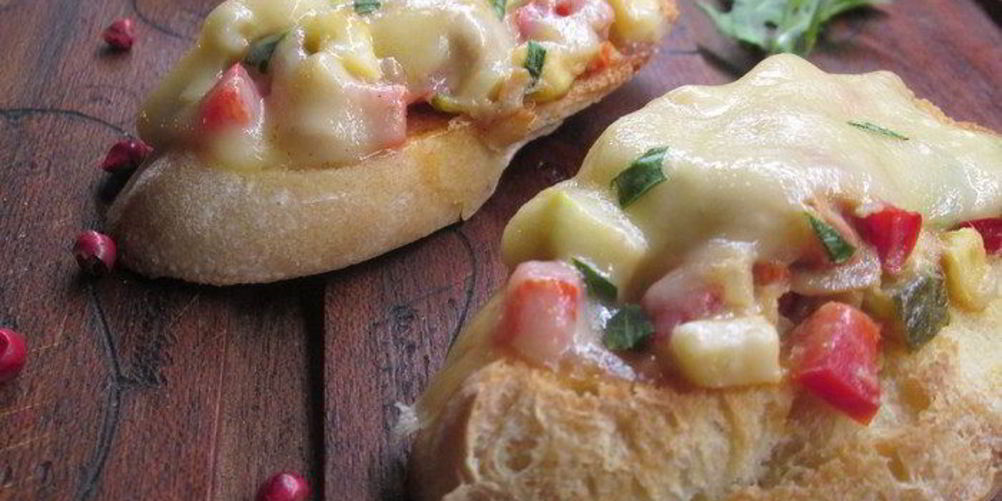 Как приготовить брускетту, запеченную с тунцом и овощами