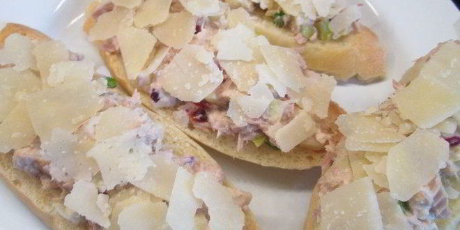 Рецепт брускетты, запеченной с тунцом и овощами