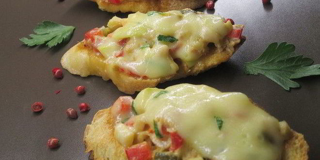 Рецепт брускетты, запеченной с тунцом и овощами