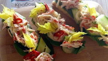 Рецепт Брускетт с крабовыми палочками, айоли и огурцом