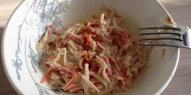 Рецепт брускетт с крабовыми палочками, айоли и огурцом