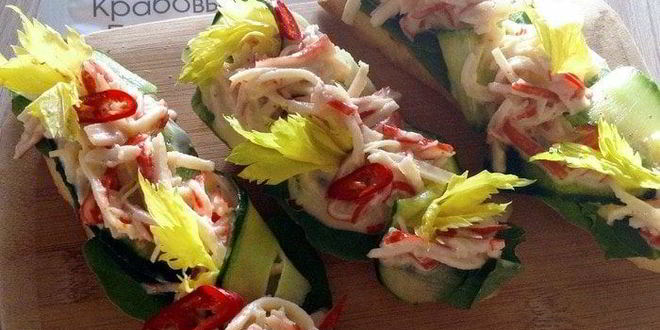 Рецепт брускетт с крабовыми палочками, айоли и огурцом