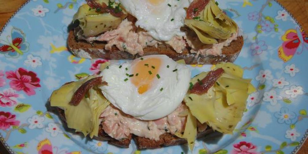 Как приготовить брускетты с тунцом, анчоусами и яйцами пашот