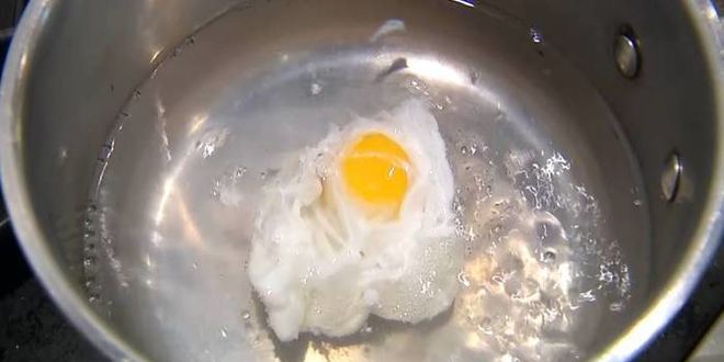 Рецепт брускетт с тунцом, анчоусами и яйцами пашот