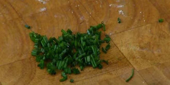 Рецепт брускетт с тунцом, анчоусами и яйцами пашот