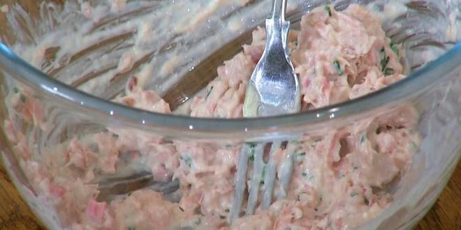 Рецепт брускетт с тунцом, анчоусами и яйцами пашот