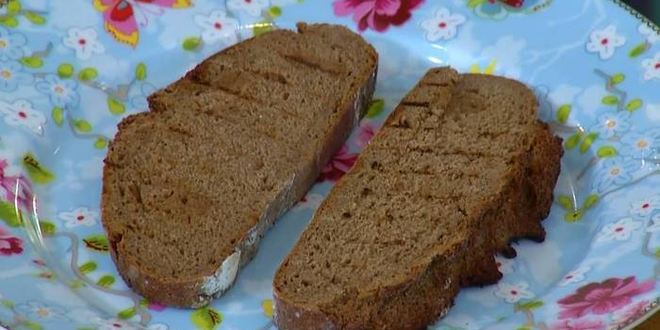 Рецепт брускетт с тунцом, анчоусами и яйцами пашот