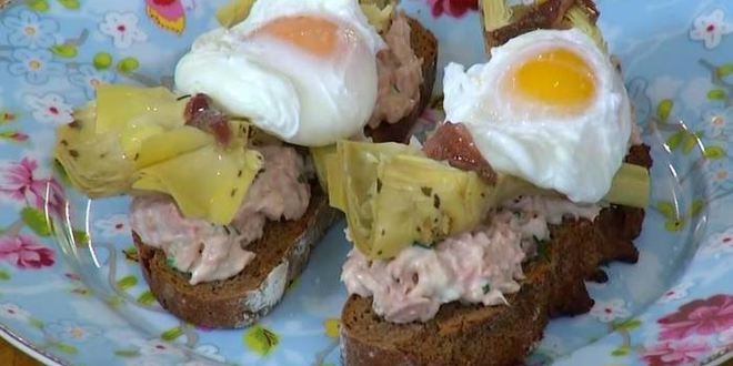 Рецепт брускетт с тунцом, анчоусами и яйцами пашот