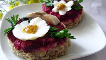 Рецепт Бутербродов с сельдью и свекольным песто