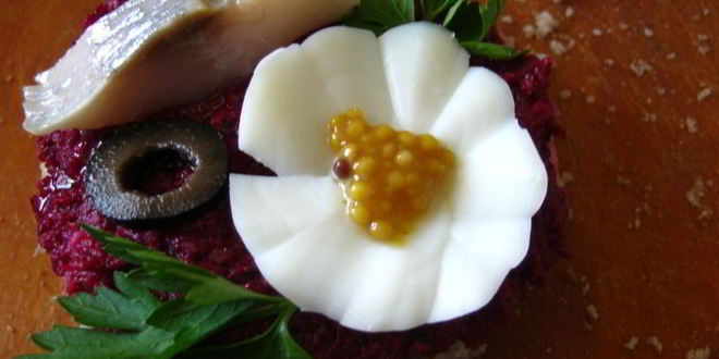 Рецепт бутербродов с сельдью и свекольным песто