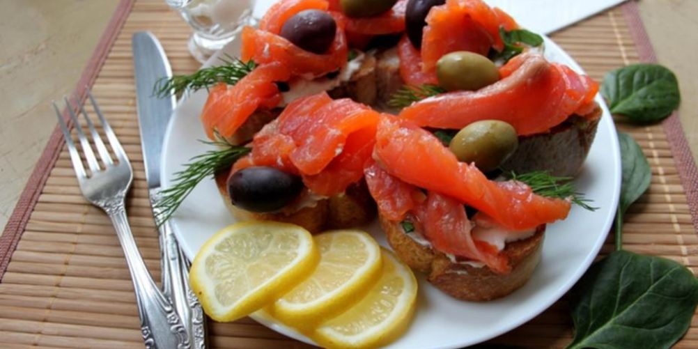 Как приготовить чесночную брускетту с форелью и шпинатом