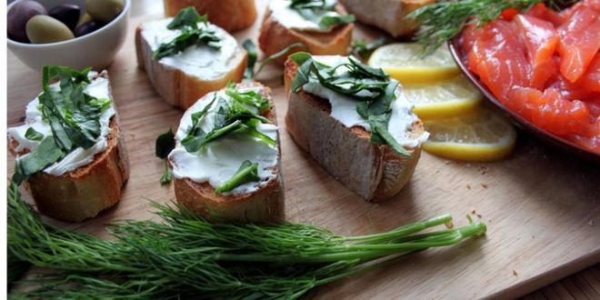 Рецепт чесночной брускетты с форелью и шпинатом