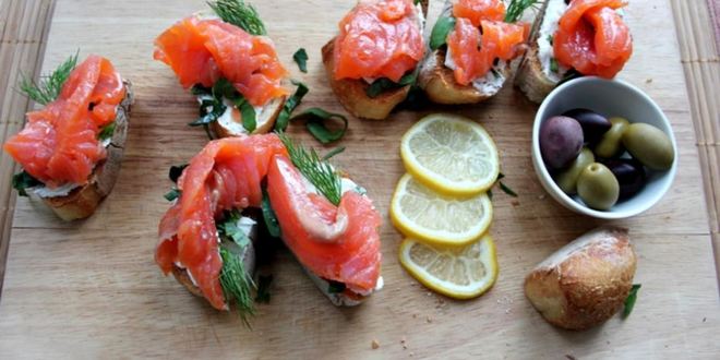 Рецепт чесночной брускетты с форелью и шпинатом