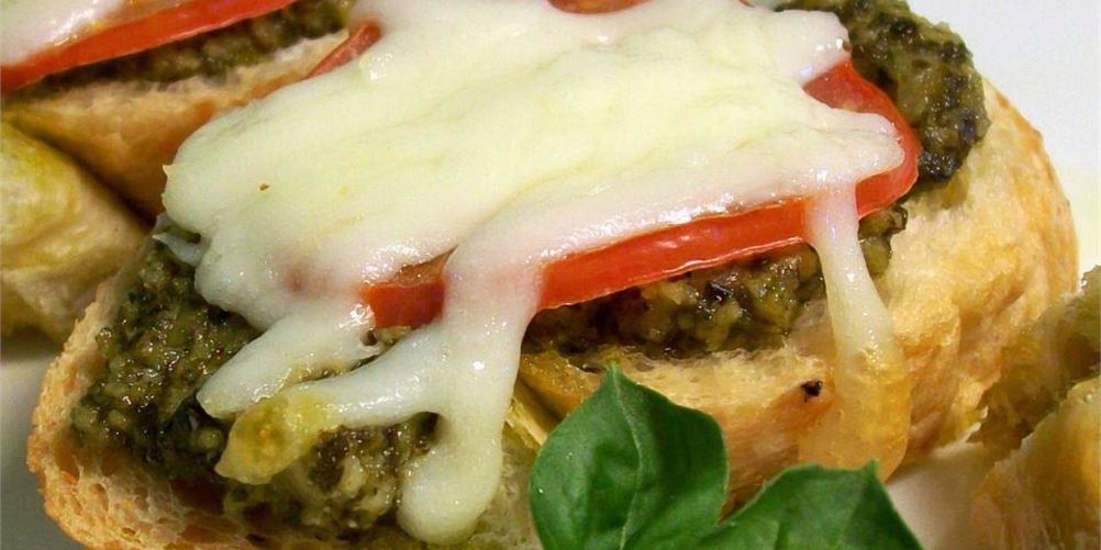 Как приготовить горячие бутерброды с песто, моцареллой и помидорами