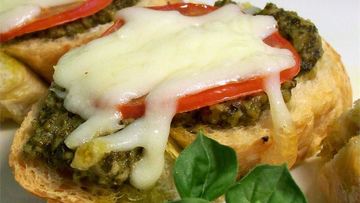 Рецепт Горячих бутербродов с песто, моцареллой и помидорами