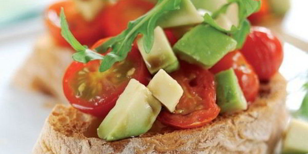 Как приготовить хрустящие брускетты с помидорами и авокадо