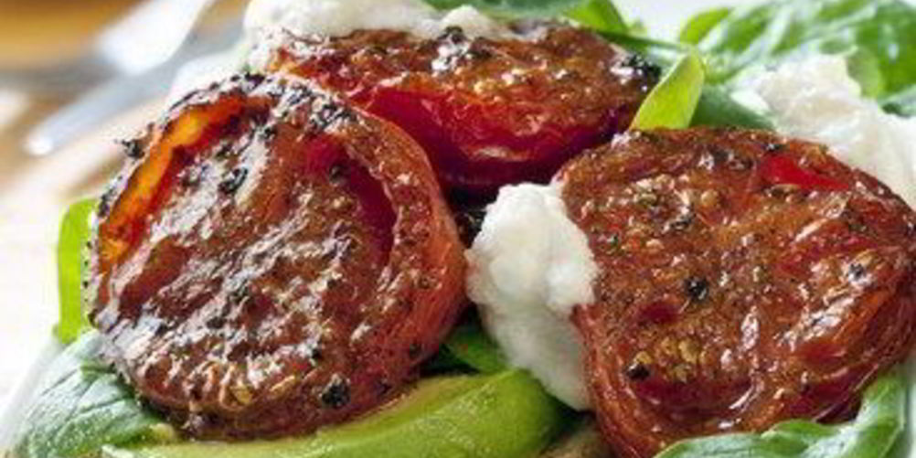 Как приготовить брынзу, запеченную с перцем чили, помидорами черри и кинзой