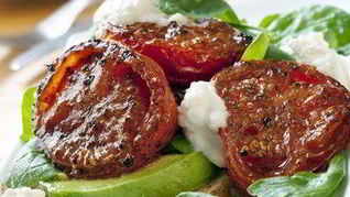 Рецепт Брынзы, запеченной с перцем чили, помидорами черри и кинзой