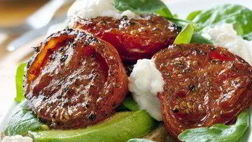 Рецепт Брынзы, запеченной с перцем чили, помидорами черри и кинзой