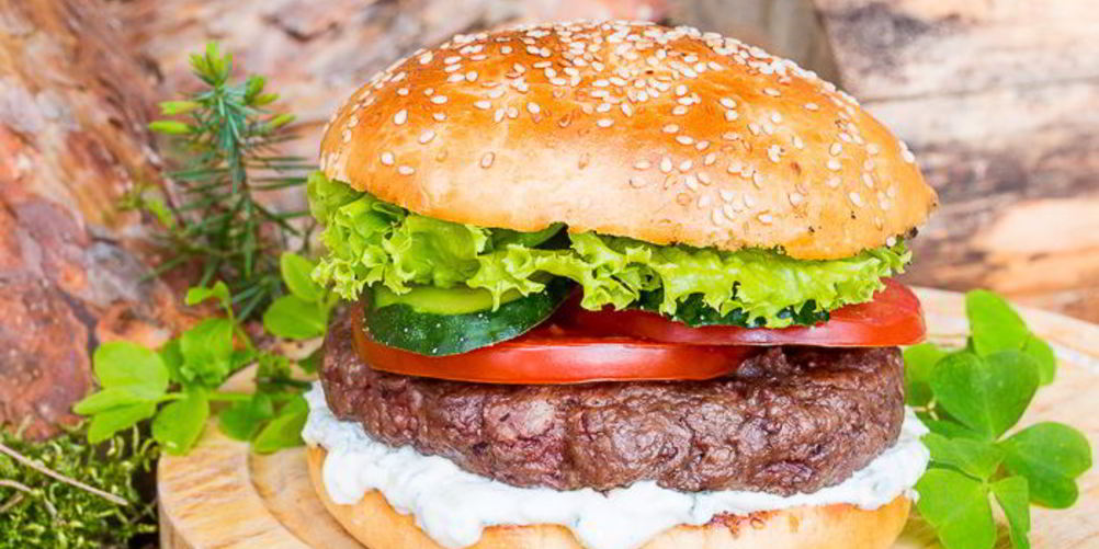 Как приготовить бургер-гриль с говяжьей котлетой и соусом дзадзики