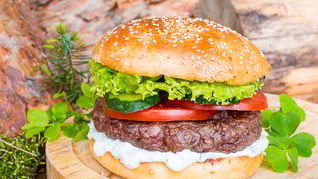 Рецепт Бургера-гриля с говяжьей котлетой и соусом дзадзики