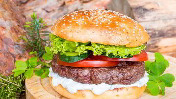 Рецепт Бургера-гриля с говяжьей котлетой и соусом дзадзики