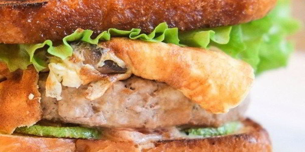 Как приготовить бургер на тостовом хлебе с цукини, омлетом с шампиньоами и заправкой из домашнего майонеза