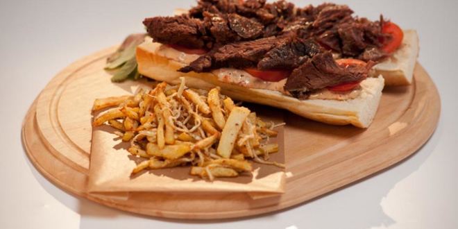 Рецепт бургера с говяжьей грудинкой и овощами фри